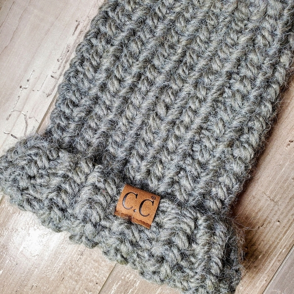 C.C. Beanie Chunky Knit Yarn Pom HAT2085 Indigo NWOT - Picture 4 of 7